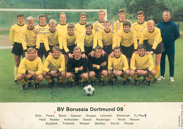 Farbiges Bergmann Sammelbilder 1968/69 Borussia Dortmund. Mit den Originalsignaturen von 11 Spielern. Karton, 21x15 cm.