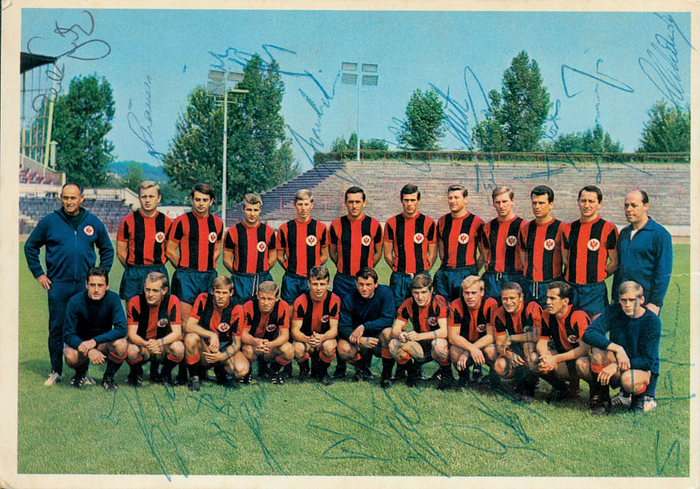 Farbiges Sammelbilder Bergmann Eintracht Frankfurt 1967/68 Bundesligamannschaft mit 19 Originalsignaturen der Spieler, 14x8,5 cm.