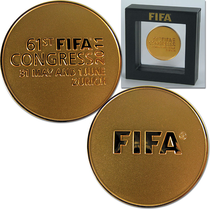 Vergoldete Teilnehmermedaille zum 61. Ordentlichen FIFA-Kongress 2011 in Zürich. 5cm. In original Präsentationsbox.