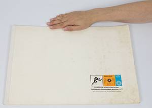 Leichtathletik - Wettbewerbe bei den Olympischen Sommerspielen München 1972. Eine Dokumentaion der interessantesten Zielfoto. Mit original Signatur von Martin Lauer (1937-2019; GER; Godmedaille 1960 4x100 m). - Bild 2