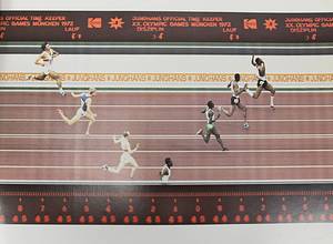 Leichtathletik - Wettbewerbe bei den Olympischen Sommerspielen München 1972. Eine Dokumentaion der interessantesten Zielfoto. Mit original Signatur von Martin Lauer (1937-2019; GER; Godmedaille 1960 4x100 m). - Bild 3