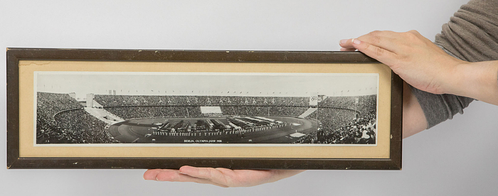 Original S/W-Panoramafoto von der Eröffnungsfeier in Berlin 1936. „Berlin, Olympia-Jahr 1936" von der Firma "Copia - Berlin", 41,5x10 cm. Gerahmt unter Glas. Holzleiste, 47,5x14,5 cm.