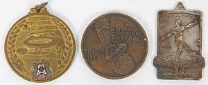 Drei Erinnerungsmedaillen an die Fußball - Weltmeisterschaft 1950 in Brasilien: 1) Erinnerungsmedaille des brasilianischen Fußballverbandes. Vorderseite mit der Aufschrift: Estadio Municipal Rio de Janeiro" und aufgesetztem, mehrfarbig emailierten Logo. Rückseite mit Inschrift: "Campeonato Mundial de Football Brasil 1950". Bronze, 3,5 cm. 2) Erinnerungsmedaille mit dem offiziellen Logo der Fußball-WM und Inschrift "IV Campeonato Mundial de Futebol Brasil 1950". Auf der Rückseite „Estadio Municipal Rio de Janeiro“ mit Ansicht des Stadions.. Hersteller: "Gazola" (Randgravur). Bronze, 3,5 cm (Gewicht: 25 Gramm). 3) "Copa do Mundo 1950" Rückseite: "Uruguay Campeon del Mundo 1950. Rio de Janeiro, Brasil". Erinnerungsplakette an die Fußball-Weltmeisterschaft1950. Bronze, versilbert 4x2,8 cm. - Bild 2
