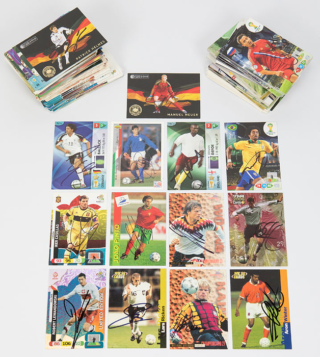 251 original signierte Sammelkarten von Panini von der Fußball - Weltmeisterschaft 1994 bis zur UEFA Euro 2012.