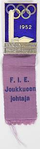 Teilnehmerabzeichen „F.I.E. Joukkueen johtaja" (Fechten Mannschaftsführer) für die Olympischen Spiele Helsinki 1952. Bronze, versilbert, mehrfarbig emailliert, mit bedrucktem violettem Seidenband. 11,5x3,3 cm. - Bild 2
