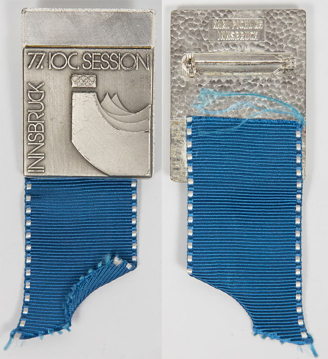 Teilnehmerabzeichen "77. IOC Session Innsbruck" von 1976 mit blauem Seidenband, Edelstahl, 9,5x3,6 cm.