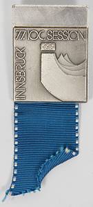 Teilnehmerabzeichen "77. IOC Session Innsbruck" von 1976 mit blauem Seidenband, Edelstahl, 9,5x3,6 cm. - Bild 2