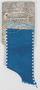 Teilnehmerabzeichen "77. IOC Session Innsbruck" von 1976 mit blauem Seidenband, Edelstahl, 9,5x3,6 cm. - Bild 3