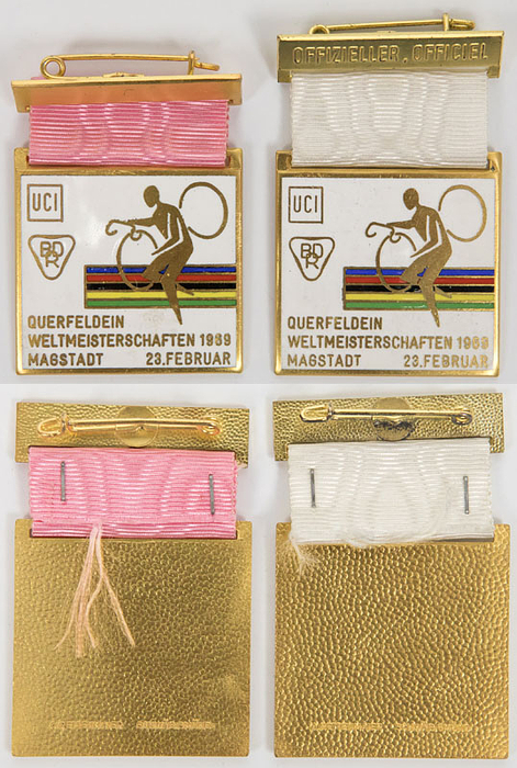 Zwei offizielle Teilnehmerabzeichen Querfeldein Weltmeisterschaften 1969 Magstadt. UCI. BDR. vergoldet, mehrfarbig emailliert, mit Seidenbändern,  je 6,3x4 cm.