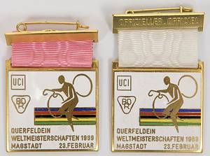 Zwei offizielle Teilnehmerabzeichen Querfeldein Weltmeisterschaften 1969 Magstadt. UCI. BDR. vergoldet, mehrfarbig emailliert, mit Seidenbändern,  je 6,3x4 cm. - Bild 2