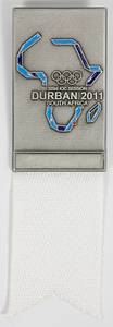 Offizielles Teilnehmerabzeichen für die 123. IOC Session 2011 Durban South Africa. Zinklegierung, farbig emailliert, mit weißem Seidenband. Zusätzlich weiße original Kordel. 10x3 cm. In original Verpackung. - Bild 2