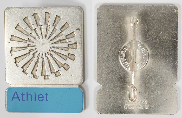 „Athlet“. Bronze, versilbert, hellblaue Schriftleiste. Offizielles Teilnehmerabzeichen Olympische Spiele München 1972. 3,5x2,5 cm.