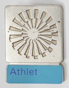 „Athlet“. Bronze, versilbert, hellblaue Schriftleiste. Offizielles Teilnehmerabzeichen Olympische Spiele München 1972. 3,5x2,5 cm. - Bild 2