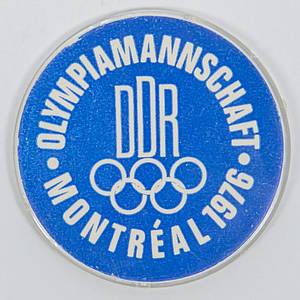 „Olympiamannschaft DDR Montreal 1976". Offizielles Abzeichen der Olympiamannshaft der DDR für die Olympischen Sommerspiele 1976. Kunststoff mit Metallnadel, 5,5 cm. - Bild 2