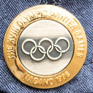 Original worn Wintermantel von den Olympischen Spielen 1998 in Nagano auschließlich für die IOC - Mitglieder!. Getragen von Peter Julius Tallberg als Funktionär für das IOC. Peter Julius Tallberg war  bei den Olympischen Spielen 1964 bis 1980 als Aktiver im Segeln für Finnland dabei. Von 1976 bis 2015 war er Mitglied des Internationalen Olympischen Komitees (IOC) und überreichte unter anderem den Sportlern die Medaillen. Status:AAA. - Bild 4