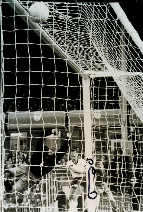 (1941-2003) s/w-Reprofoto (Großformat) "Schuß Fußball Weltmeisterschaft 1966" mit Originalsignatur von Lothar Emmerich (Borussia Dortmund). 5 A-LS 1966, Vizeweltmeister 1966. 30x20,3 cm.