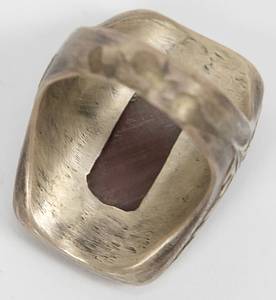 Massiver Silberring. Mit aufgesetzten silbernen Olympischen Ringen und einem Reichsadler mit Hakenkreuz montiert auf einem Bernsteinplättchen. Ring an den seutlichen Ringschienen mit Eichenblättern verziert. Silber (gepunzt 835er, Gewicht 20 Gramm). 3x2x2,5 cm. - Bild 4