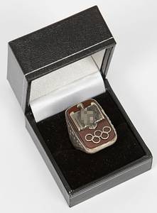 Massiver Silberring. Mit aufgesetzten silbernen Olympischen Ringen und einem Reichsadler mit Hakenkreuz montiert auf einem Bernsteinplättchen. Ring an den seutlichen Ringschienen mit Eichenblättern verziert. Silber (gepunzt 835er, Gewicht 20 Gramm). 3x2x2,5 cm. - Bild 5