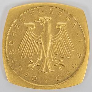 Offizieller Ausweis eines hohen FIFA - Funktionärs für die FIFA-Fußball-Weltmeisterschaft 2006 in Deutschland. Mit Ausweishülle und grünem Originalband. (10,5x12,5 cm). - Bild 2