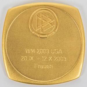 Offizieller Ausweis eines hohen FIFA - Funktionärs für die FIFA-Fußball-Weltmeisterschaft 2006 in Deutschland. Mit Ausweishülle und grünem Originalband. (10,5x12,5 cm). - Bild 3