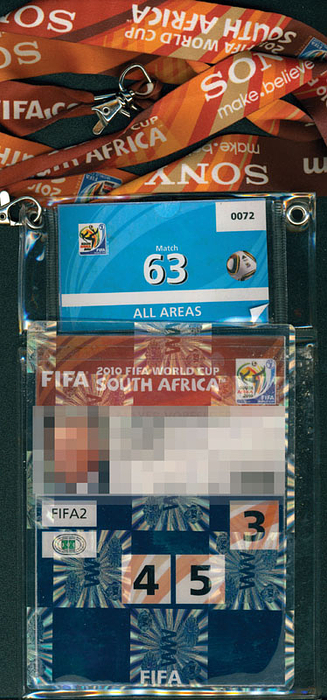 Offizieller Ausweis für die FIFA Fußball - Weltmeisterschaft 2010 für einen hohen FIFA - Funktionär.  Mit Lichtbild und original Umhängeband!! 15x12 cm.