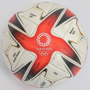 Original Adidas "Conext 21" Spielball von den Olympischen Spielen Tokyo 2020 vom Finale des Fußballturniers der Frauen Kanada v Schweden (1:1 n.V.; 3:2 i.E.)) am 6.8.2020 in Yokohama (International Stadium). Mit Aufdruck der match Details "8 August 2020 Women´s Final Yokohama - International Stadium Yokohama" außerdem "Official Match Ball". Mit geringen Spielspuren. - Bild 2