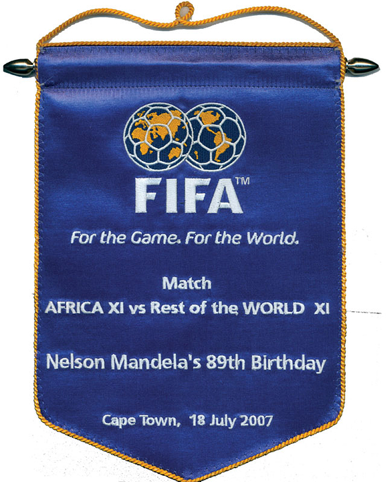 Offizieller FIFA-Spielwimpel "Match Africa XI vs Rest of the world XI. Nelson Mandela´s 89th Birthday. Cape Town, 18 July 2007".. Seide, farbig bestickt, Metallstange 24x19 cm.