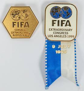 2x Offizielle Teilnehmerabzeichen FIFA-Kongress "Congreso Extraordinario Buenos Aires 7 Julio 2001". Bronze, vergoldet, 3,5x3 cm und "FIFA Extraoridnary Congress Los Angeles 1999" Bronze farbig emailliert, vergoldet mit Seidenschleife, 8x3 cm. - Bild 2