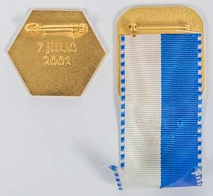 2x Offizielle Teilnehmerabzeichen FIFA-Kongress "Congreso Extraordinario Buenos Aires 7 Julio 2001". Bronze, vergoldet, 3,5x3 cm und "FIFA Extraoridnary Congress Los Angeles 1999" Bronze farbig emailliert, vergoldet mit Seidenschleife, 8x3 cm. - Bild 3