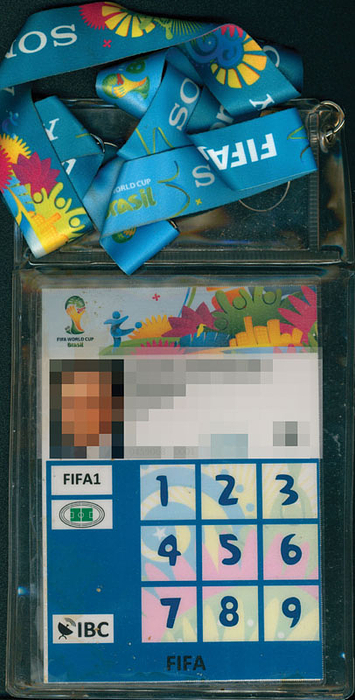 Offizieller Ausweis für die FIFA Fußball - Weltmeisterschaft 2014 für einen hohen ehemaligen FIFA - und DFB - Funktionär.  Mit Lichtbild und original Umhängeband!! 15x12 cm.