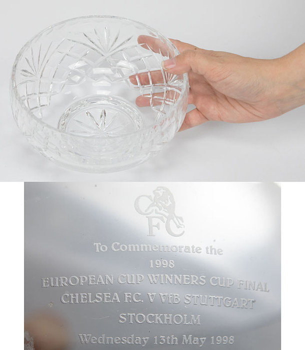 Offizielle Glasschale des Chelsea FC als Geschenk für einen hohen Funktionärs des VfB Stuttgart anläßlich des Endspieles des Europapokals 1998. Mit gravierter Inschrift "To Commeorative the 1998 European Cup Winners Cup Final Chelsea FC v VfB Stuttgart. Stockholm Wednesday 13th may 1998" (1:0) mit einem gravierten Logo des Chelsea FC. Bleikristall, Durchmesser 16 cm. Höhe: 10 cm.