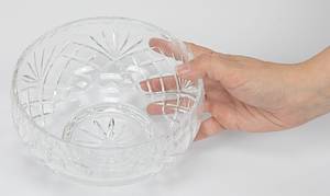 Offizielle Glasschale des Chelsea FC als Geschenk für einen hohen Funktionärs des VfB Stuttgart anläßlich des Endspieles des Europapokals 1998. Mit gravierter Inschrift "To Commeorative the 1998 European Cup Winners Cup Final Chelsea FC v VfB Stuttgart. Stockholm Wednesday 13th may 1998" (1:0) mit einem gravierten Logo des Chelsea FC. Bleikristall, Durchmesser 16 cm. Höhe: 10 cm. - Bild 2