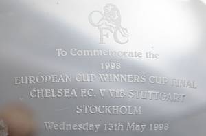Offizielle Glasschale des Chelsea FC als Geschenk für einen hohen Funktionärs des VfB Stuttgart anläßlich des Endspieles des Europapokals 1998. Mit gravierter Inschrift "To Commeorative the 1998 European Cup Winners Cup Final Chelsea FC v VfB Stuttgart. Stockholm Wednesday 13th may 1998" (1:0) mit einem gravierten Logo des Chelsea FC. Bleikristall, Durchmesser 16 cm. Höhe: 10 cm. - Bild 3