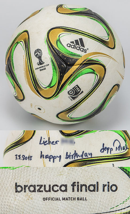„Adidas Brazuca final rio Official Match Ball FIFA World Cup Brazil" 2014. Ohne Aufdruck der Endspielpaarung. FIFA approved (A). Größe 5. Made in China. Herstellungdatum 01/14 (Januar 2014). Mit original Widmung von Sepp Blatter an einen hohen deutschen Fußballfunktionär "3.3.2015 happy birthday Sepp Blatter". Ball mit Spielspuren.