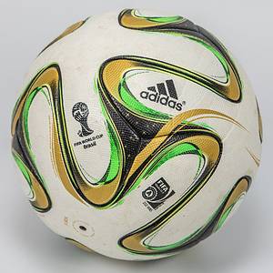 „Adidas Brazuca final rio Official Match Ball FIFA World Cup Brazil" 2014. Ohne Aufdruck der Endspielpaarung. FIFA approved (A). Größe 5. Made in China. Herstellungdatum 01/14 (Januar 2014). Mit original Widmung von Sepp Blatter an einen hohen deutschen Fußballfunktionär "3.3.2015 happy birthday Sepp Blatter". Ball mit Spielspuren. - Bild 2