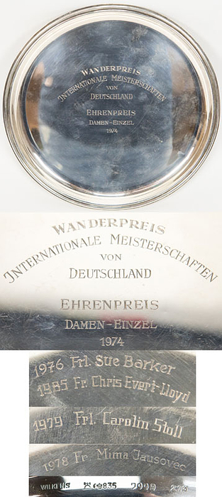 Offizieller "Wanderpreis Internationale Tennismeisterschaften von Deutschland. Ehrenpreis Damen - Einzel 1974" (Gravur auf der Vorderseite). Auf der Rückseite wurden die Siegerinnen von 1975 bis 1985 jährlich eingraviert. Silber (gepunzt 835er. Hersteller: "Wilkens". Gewicht: 172 Gramm), Durchmesser, 21 cm.