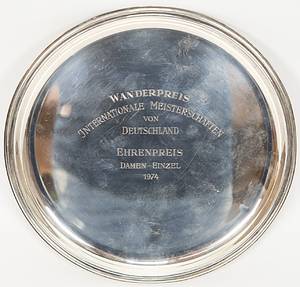 Offizieller "Wanderpreis Internationale Tennismeisterschaften von Deutschland. Ehrenpreis Damen - Einzel 1974" (Gravur auf der Vorderseite). Auf der Rückseite wurden die Siegerinnen von 1975 bis 1985 jährlich eingraviert. Silber (gepunzt 835er. Hersteller: "Wilkens". Gewicht: 172 Gramm), Durchmesser, 21 cm. - Bild 2