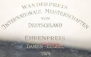 Offizieller "Wanderpreis Internationale Tennismeisterschaften von Deutschland. Ehrenpreis Damen - Einzel 1974" (Gravur auf der Vorderseite). Auf der Rückseite wurden die Siegerinnen von 1975 bis 1985 jährlich eingraviert. Silber (gepunzt 835er. Hersteller: "Wilkens". Gewicht: 172 Gramm), Durchmesser, 21 cm. - Bild 6