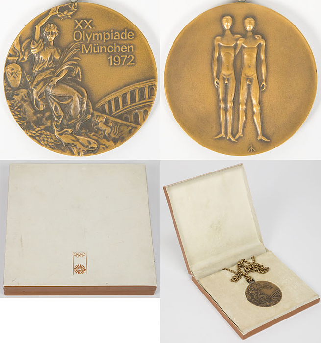 Bronzemedaille für den 3.Platz von Zususa Nagy im Turnen der Frauen Mannschaft mit Ungarn bei den Olympischen Spielen München 1972. (Entwurf von G.Cassioli und G.Marcks). Bronze, 6,6 cm mit original Kette. Mit Randgravur "Turnen Mannschaftskampf Frauen" und den Namen der Athletin "Nagy Zsuzsa". In original Kunststoffbox, 17x17x2,5 cm.