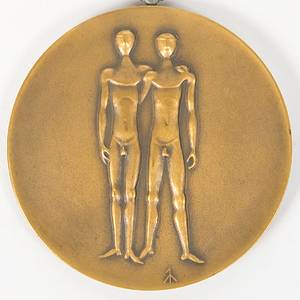 Bronzemedaille für den 3.Platz von Zususa Nagy im Turnen der Frauen Mannschaft mit Ungarn bei den Olympischen Spielen München 1972. (Entwurf von G.Cassioli und G.Marcks). Bronze, 6,6 cm mit original Kette. Mit Randgravur "Turnen Mannschaftskampf Frauen" und den Namen der Athletin "Nagy Zsuzsa". In original Kunststoffbox, 17x17x2,5 cm. - Bild 3