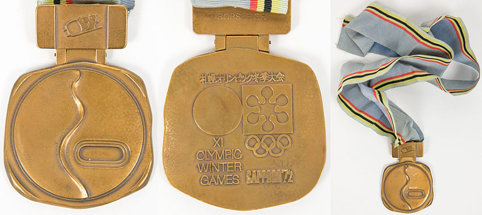 Siegermedaille von den Olympischen Spielen Sapporo 1972 für den 3.Platz im Viererbob für Deutschland. Medaille mit der Aufschrift "XI Olympic Winter Games Sapporo 72" und dem Logo der Spiele. Mit Plakette mit dem Symbol für Bobfahren und auf der Rückseite der Plakette der Schriftzug "Bobsleigh". Medaille mit Plakette, 8,5x6 cm. Mit original Seidenband.