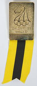 Teilnehmer-Abzeichen der 93e Session I.O.C. Calgary 1988. Bronze vergoldet, mit gelb-schwarzen Seidenband, 9x3 cm. - Bild 2