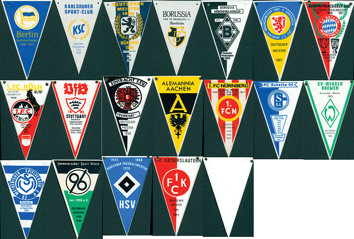 18 verschiedene Kunststofffähnchen aus der Bundesligasaison 1966/67. mehrfarbig bedruckt. Je 11x7 cm Mit verschiedenen Aufdrucken auf der Rückseite (Nescafe oder Nesquick).