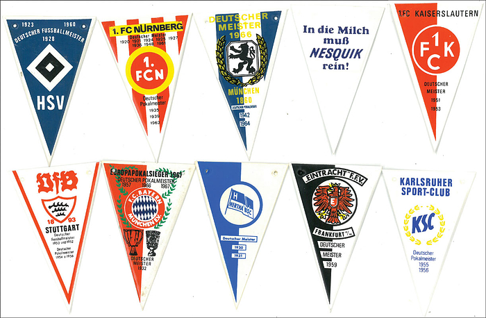 10 verschiedene Kunststofffähnchen aus der Bundesligasaison 1966/67. mehrfarbig bedruckt.  Alle hinten mit dem Werbeaufdruck "In die Milch muss Nesquick rein" Je 7x11cm.