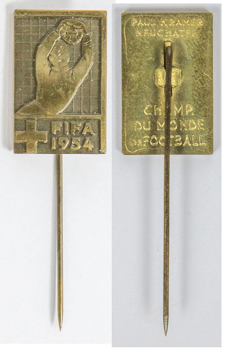 Offizielles Besucherabzeichen Fußball WM 1954. „FIFA 1954“ Bronze. 2x1,3 cm.