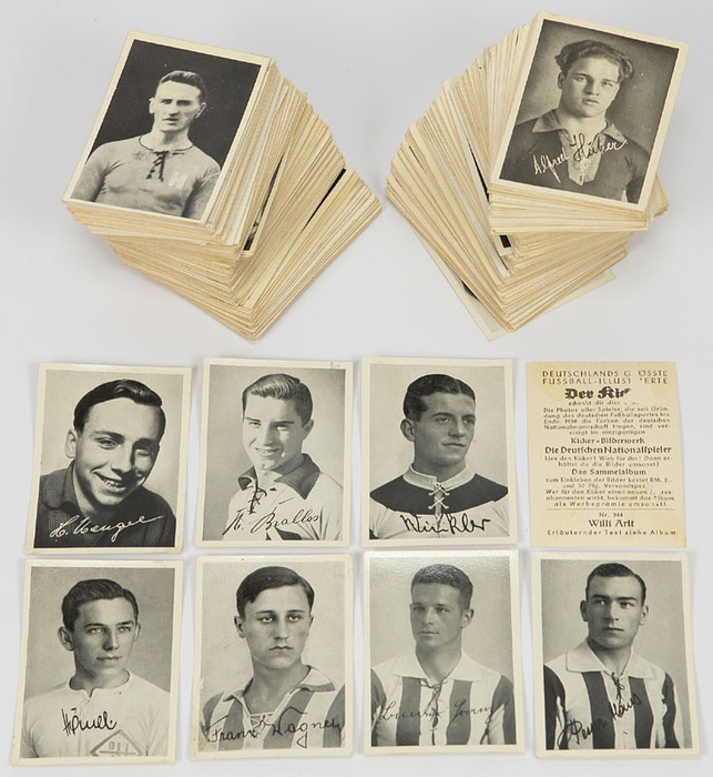 ca. 470 Einzelbilder zum „Kicker Bilderwerk. Die deutschen Nationalspieler“. Kicker, Nürnberg 1939-1941.. Papier, je 7,5x5 cm.