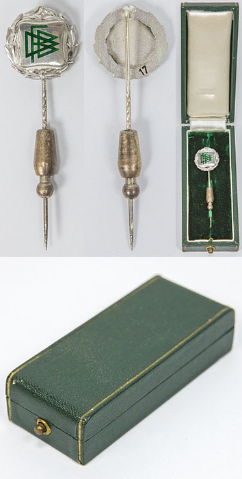 Goldene Ehrennadel des DFB mit Kranz für Ehrenmitglieder des DFB. Eine der höchsten Auszeichnung des Deutschen Fußballbundes. Weißgold, grün emailliert (gestempelt 525er, Gewicht: 3,56 Gramm ohne Verschlusskappe). Nummeriertes Exemplar Nr. 17. 1,7 cm. Unikat!. In original Box!.