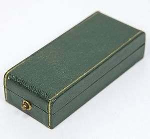 Goldene Ehrennadel des DFB mit Kranz für Ehrenmitglieder des DFB. Eine der höchsten Auszeichnung des Deutschen Fußballbundes. Weißgold, grün emailliert (gestempelt 525er, Gewicht: 3,56 Gramm ohne Verschlusskappe). Nummeriertes Exemplar Nr. 17. 1,7 cm. Unikat!. In original Box!. - Bild 5