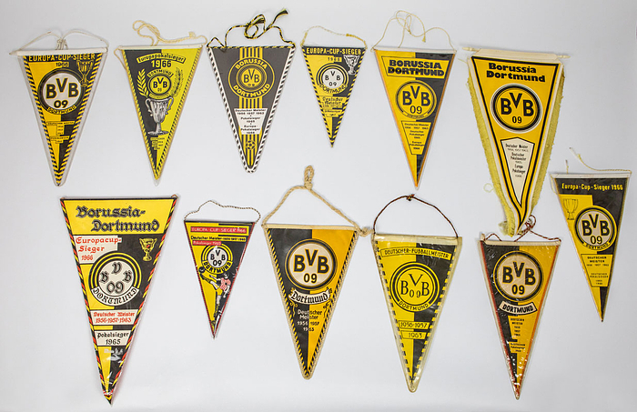 12 verschiedene Souvenirwimpel von Borussia Dortmund aus der Zeit 1963 - 1975. 40x20 bis 21x13 cm.