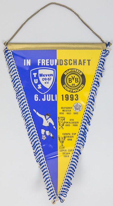 Spielwimpel des TuS Heven anläßlich des Freundschaftsspiels gegen Borussia Dortmund mit dem Aufdruck "In Freundschaft TuS Heven v Borussia Dortmund. 6. Juli 1993". Kunststoffwimpel mit Seidenfransen. Messingstange, 40x28 cm.